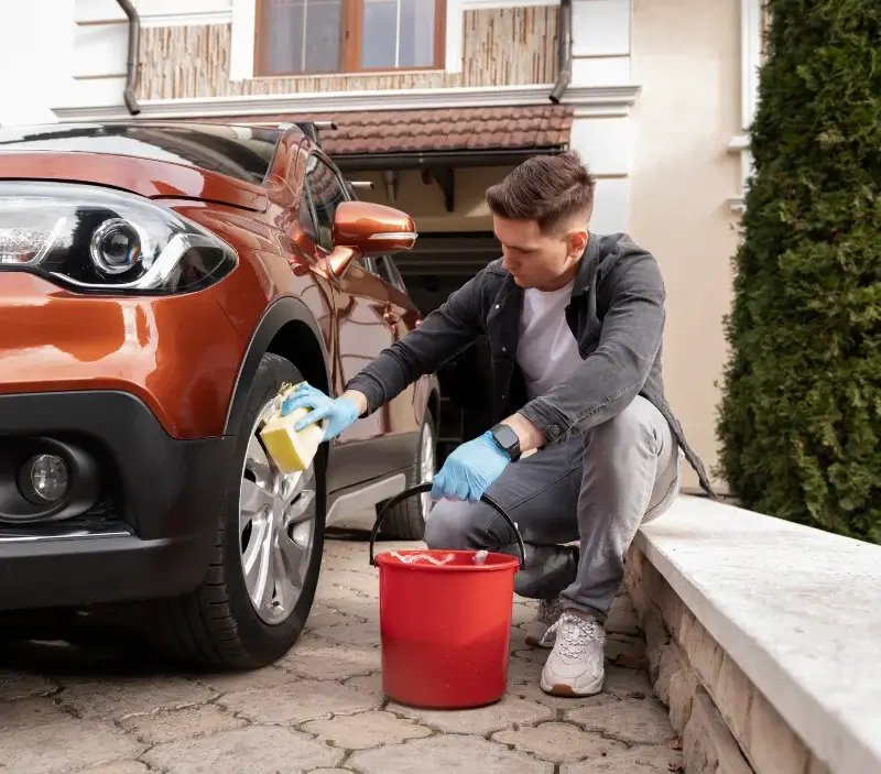 Lavage auto à domicile Amuré : professionnel intervenant sur un véhicule
